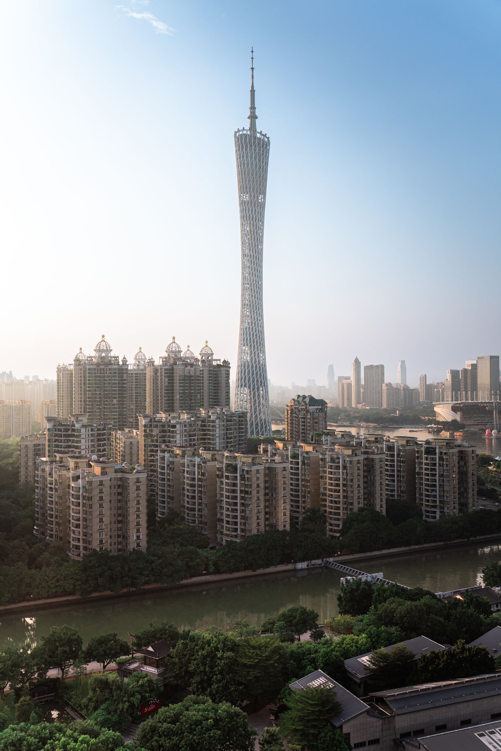 Torre de Cantón y entorno urbano de Guangzhou bajo el cielo diurno