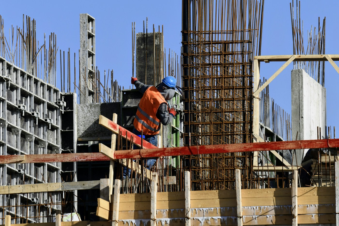 Enfierradura, moldajes y columnas de una estructura en construcción
