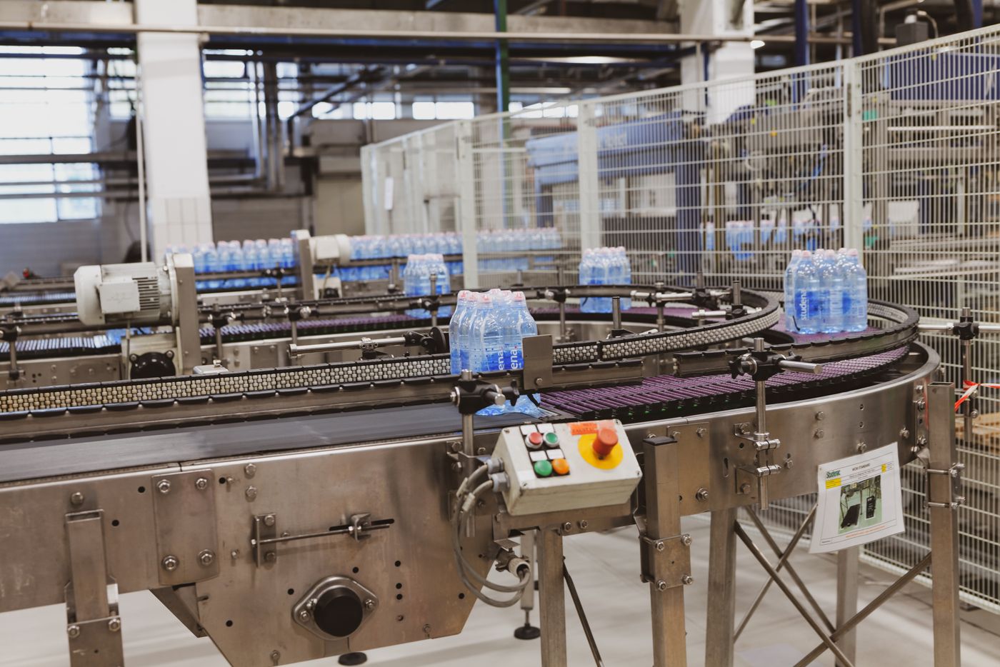 Línea de producción y envasado de agua embotellada en una fábrica